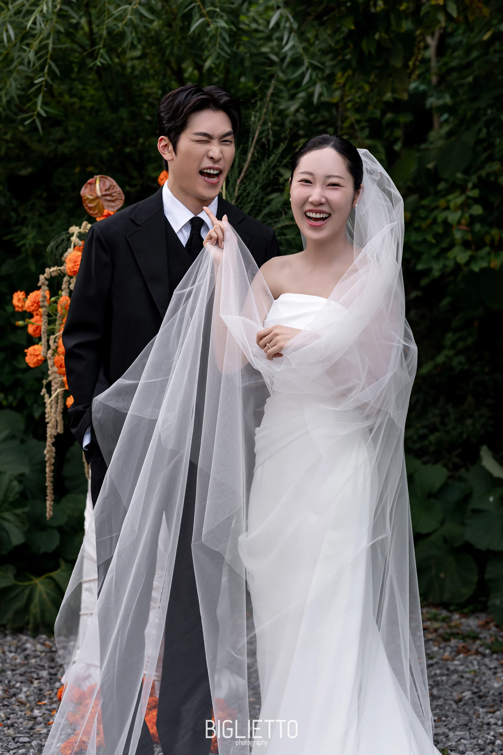 헤이스가든 — 베일을 펼치며 웃는 두 사람