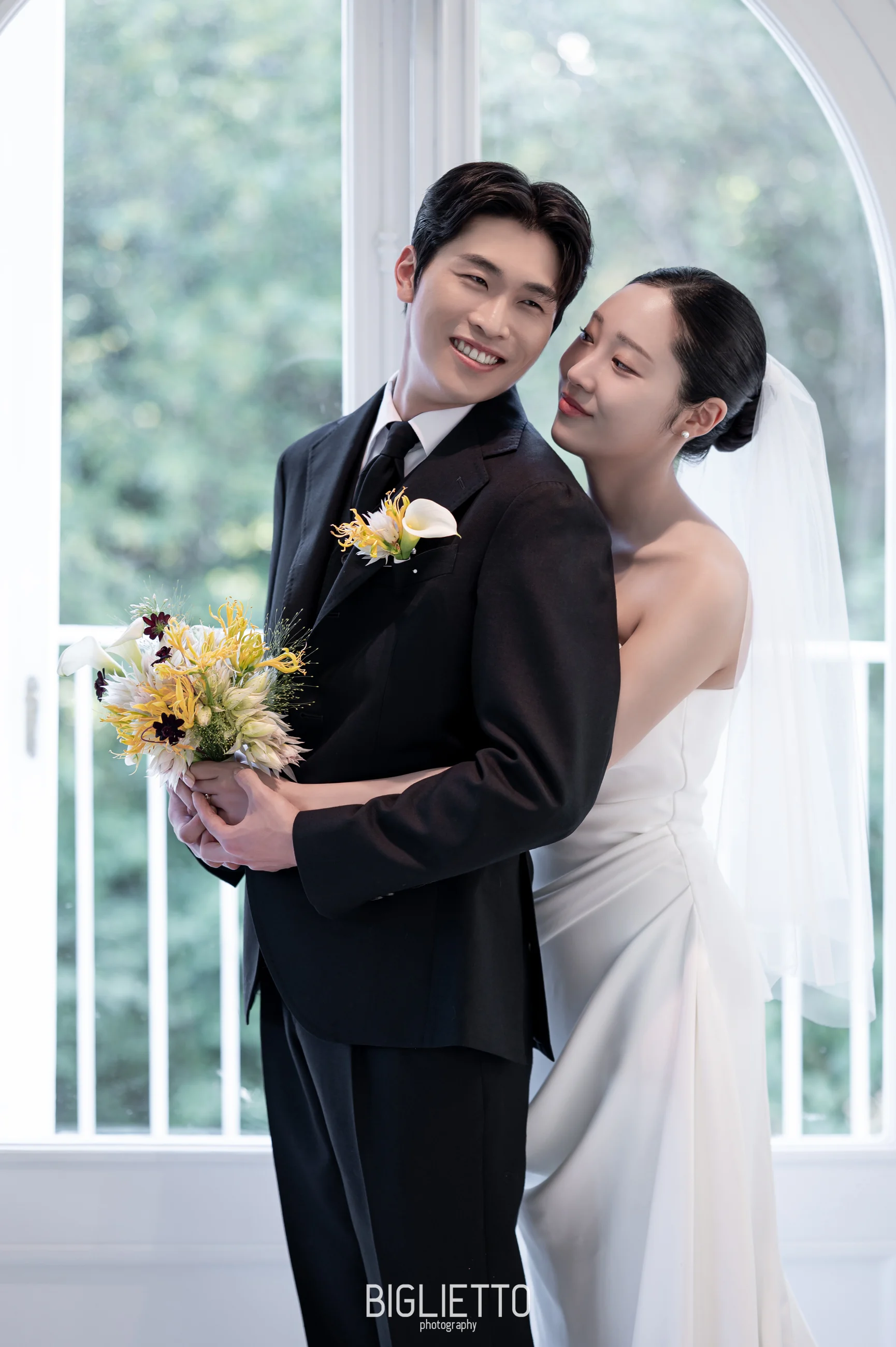 헤이스가든 — 창가에서 다정하게 포즈를 취하는 두 사람