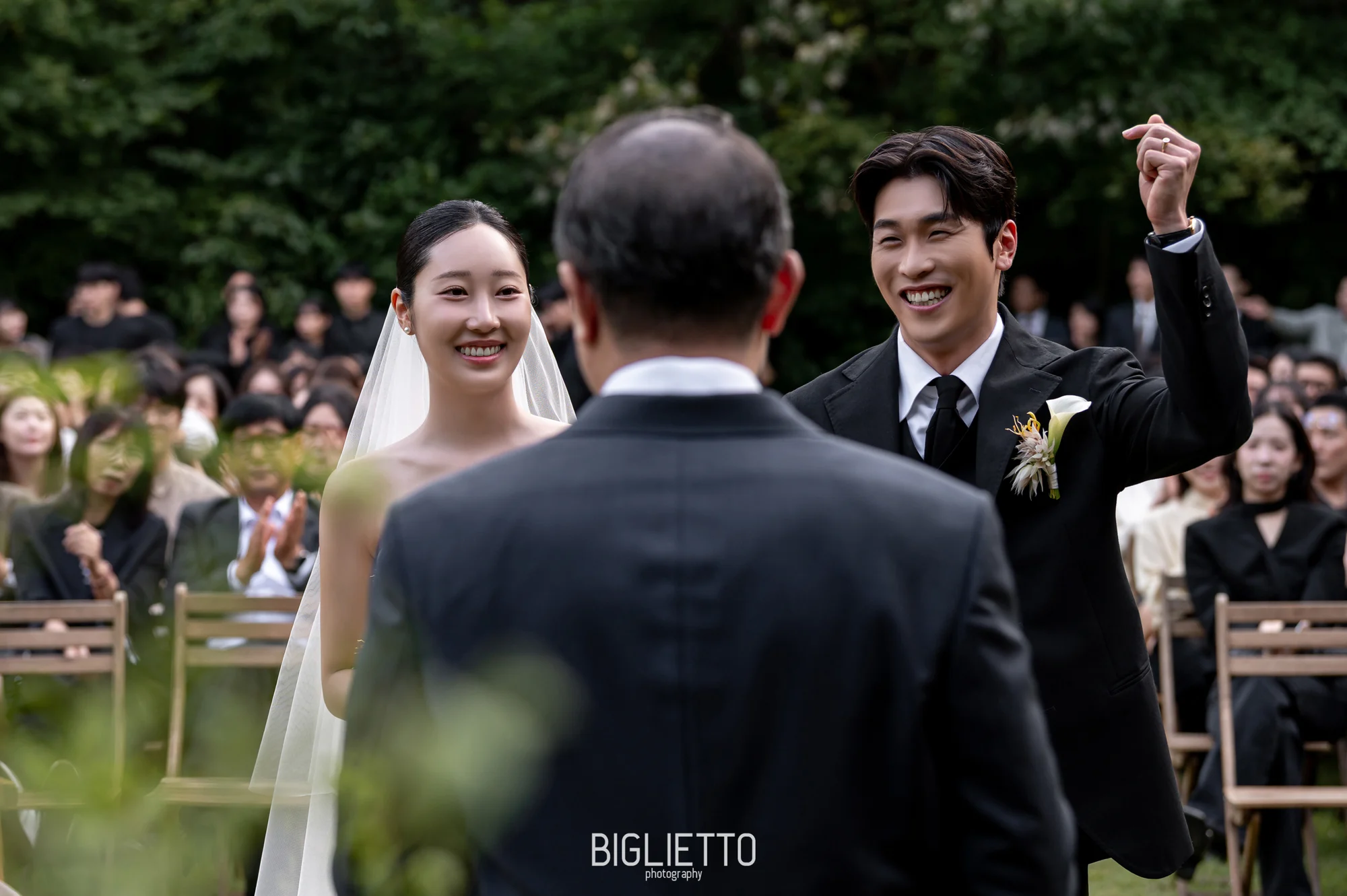 헤이스가든 — 야외 결혼식에서 인사하는 신랑